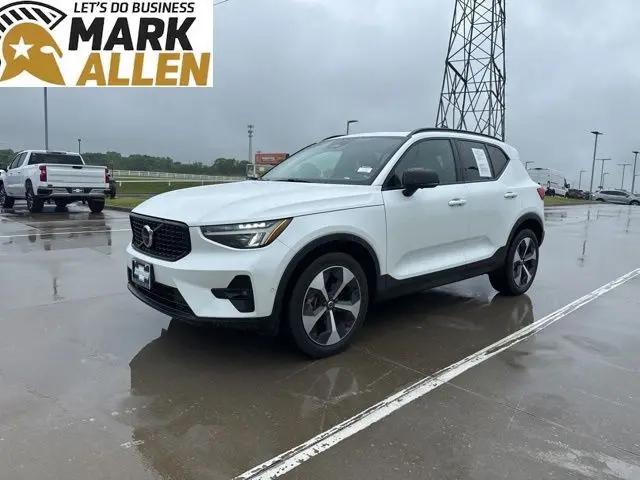 2023 Volvo XC40 B4 Ultimate Dark Theme