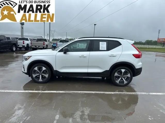 2023 Volvo XC40 B4 Ultimate Dark Theme