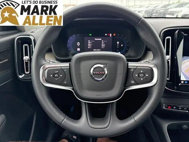 2023 Volvo XC40 B4 Ultimate Dark Theme