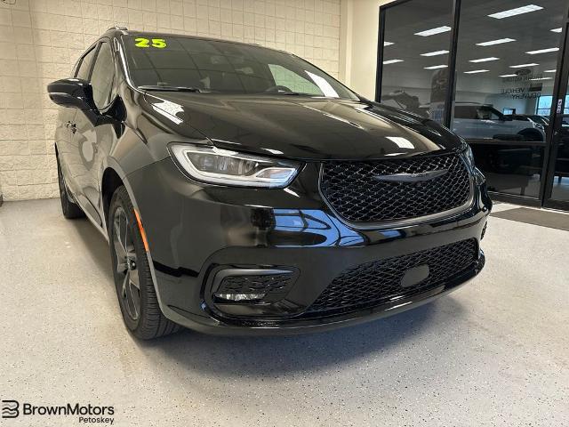 2025 Chrysler Pacifica Limited AWD for sale in Petoskey, MI