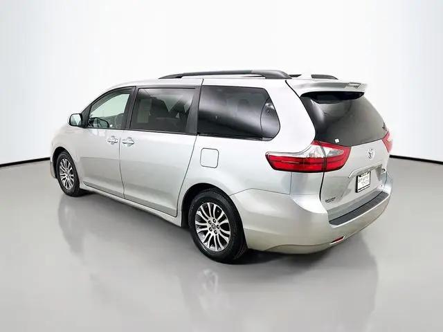 2020 Toyota Sienna XLE