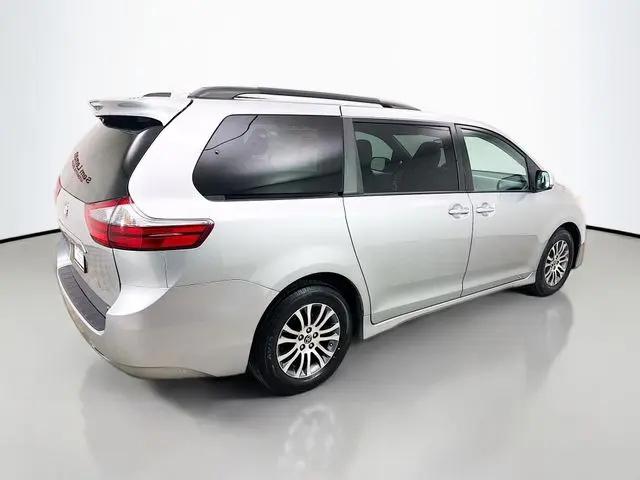 2020 Toyota Sienna XLE