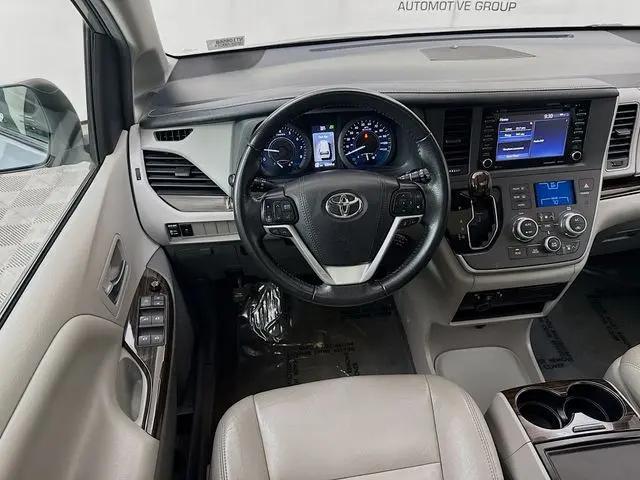 2020 Toyota Sienna XLE
