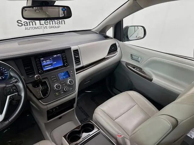 2020 Toyota Sienna XLE