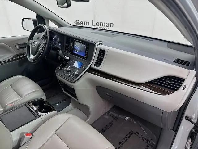 2020 Toyota Sienna XLE