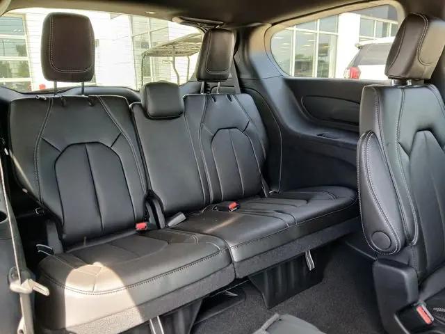 2027 Chrysler Pacifica Select