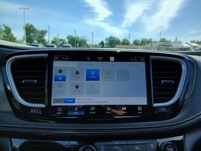 2027 Chrysler Pacifica Select
