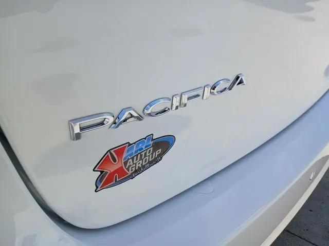 2027 Chrysler Pacifica Select