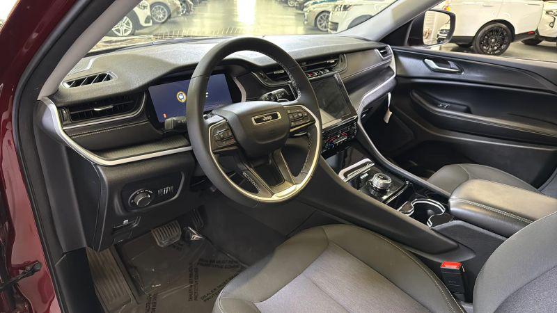 2023 Jeep Grand Cherokee L Laredo 4x2