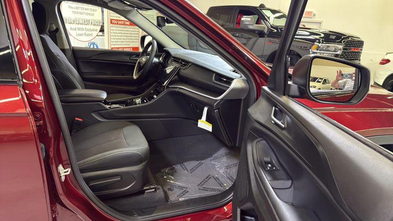 2023 Jeep Grand Cherokee L Laredo 4x2