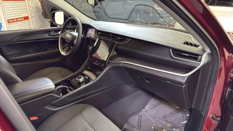 2023 Jeep Grand Cherokee L Laredo 4x2