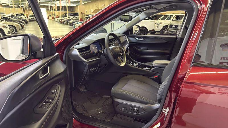 2023 Jeep Grand Cherokee L Laredo 4x2