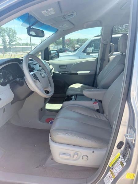 2011 Toyota Sienna LE V6