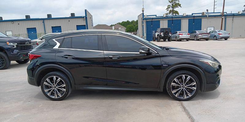 2017 INFINITI QX30 Luxury