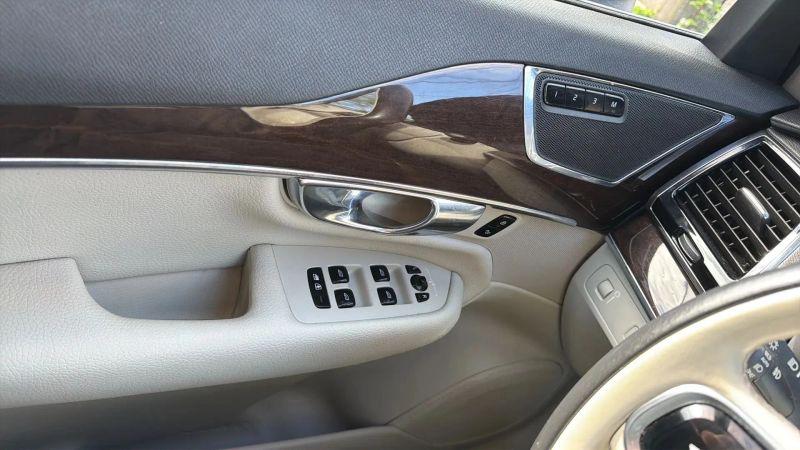 2016 Volvo XC90 T6 Momentum