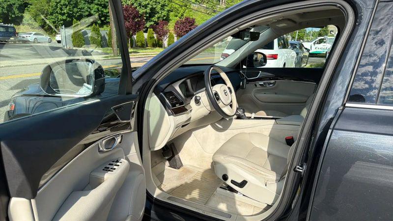 2016 Volvo XC90 T6 Momentum