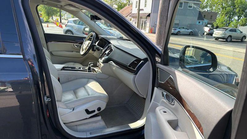 2016 Volvo XC90 T6 Momentum