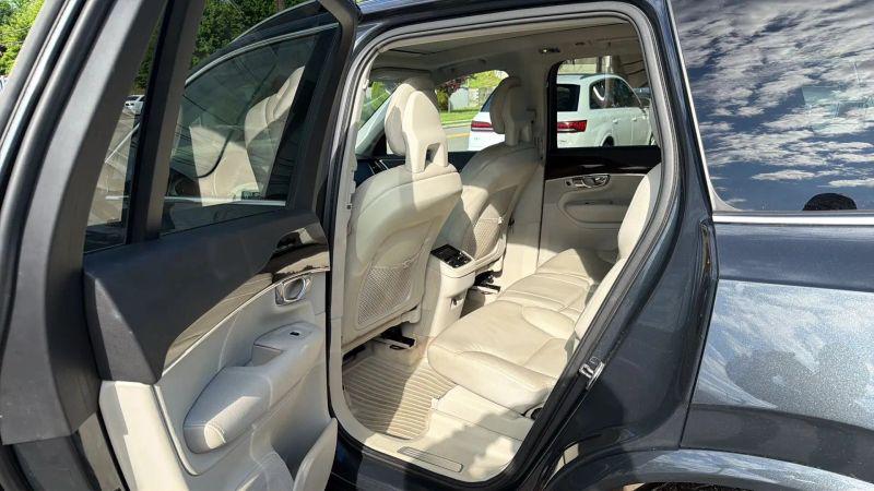 2016 Volvo XC90 T6 Momentum