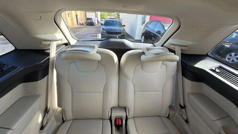 2016 Volvo XC90 T6 Momentum