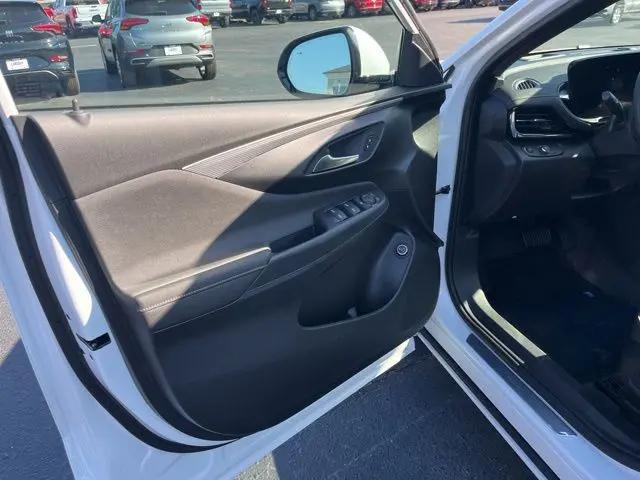 2026 Buick NV Avenir FWD