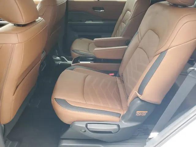 2025 Nissan Pathfinder Platinum FWD