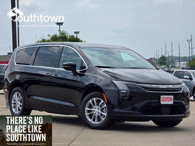 2027 Chrysler Pacifica Select for sale in Indianola, IA