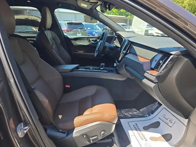 2023 Volvo XC60 B5 Plus Bright Theme