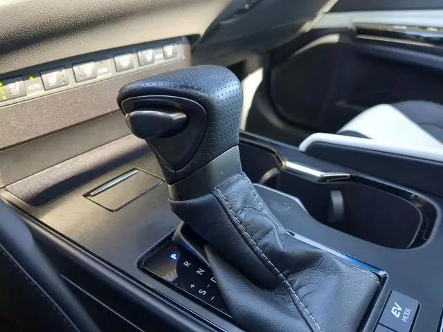 2024 Lexus ES 300h F SPORT Handling