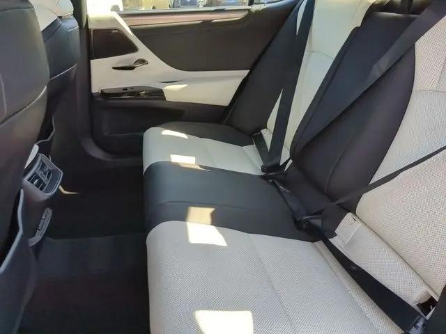 2024 Lexus ES 300h F SPORT Handling