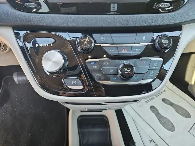 2024 Chrysler Voyager LX