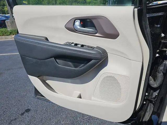 2024 Chrysler Voyager LX
