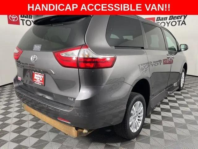 2017 Toyota Sienna XLE 8 Passenger