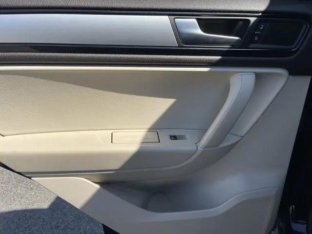 2012 Volkswagen Touareg Sport w/Nav