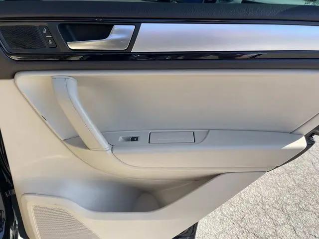 2012 Volkswagen Touareg Sport w/Nav