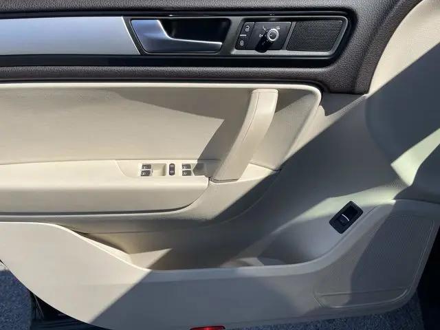 2012 Volkswagen Touareg Sport w/Nav