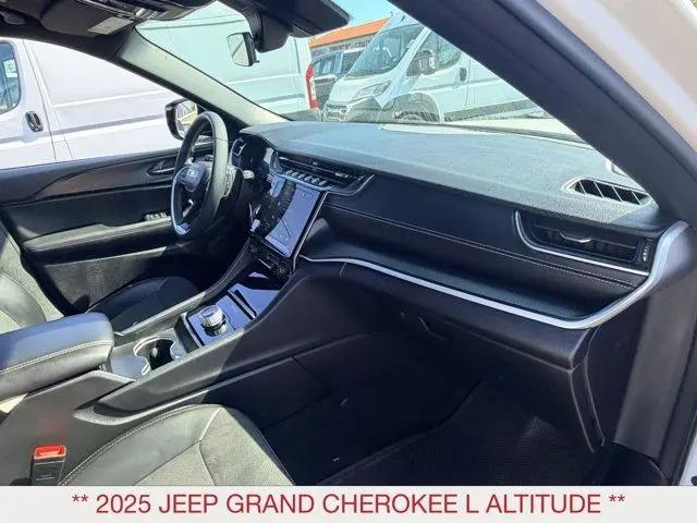 2025 Jeep Grand Cherokee L Altitude 4x4