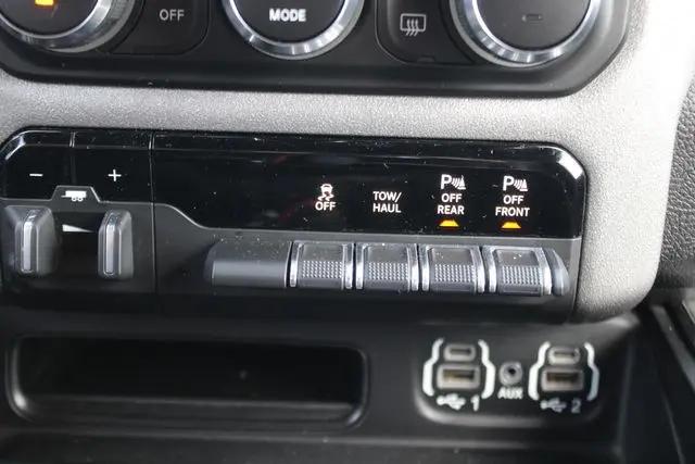 2021 Ram 1500 Big Horn Crew Cab 4x4 5'7" Box