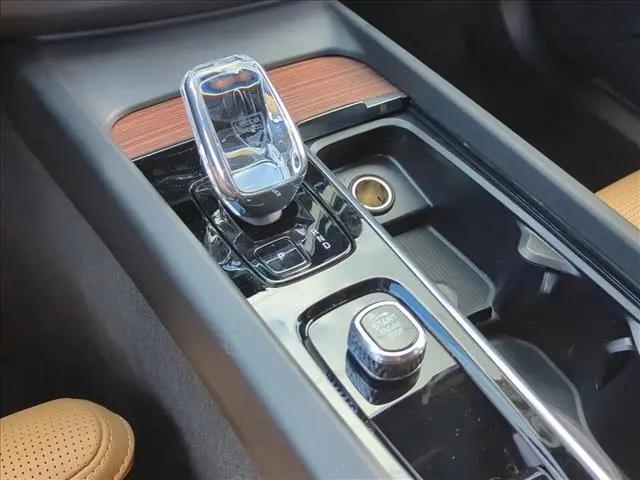 2025 Volvo XC60 B5 Ultra