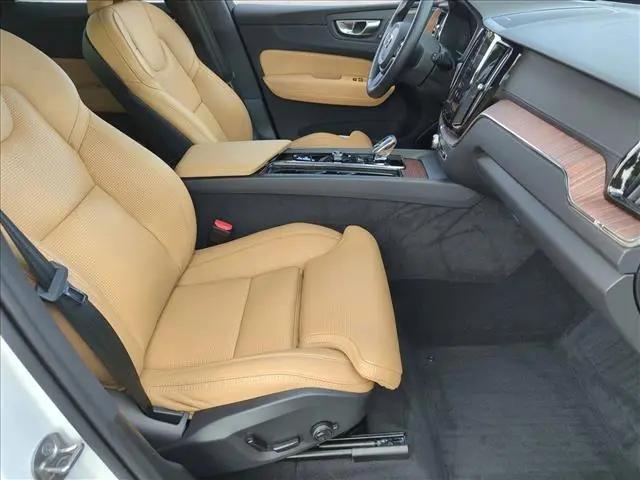 2025 Volvo XC60 B5 Ultra