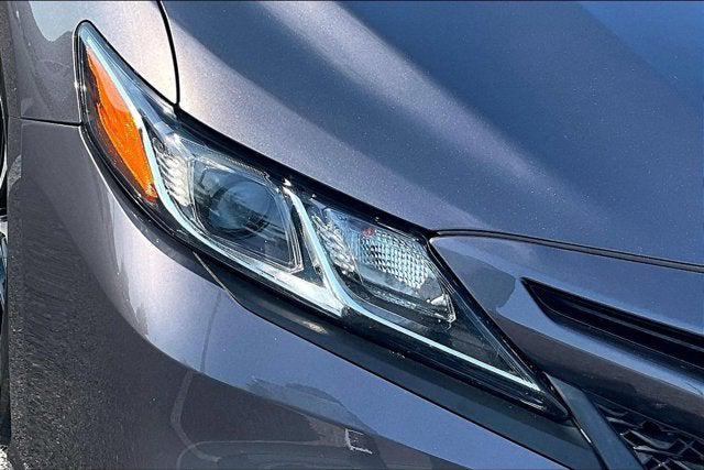 2020 Toyota Camry SE Hybrid