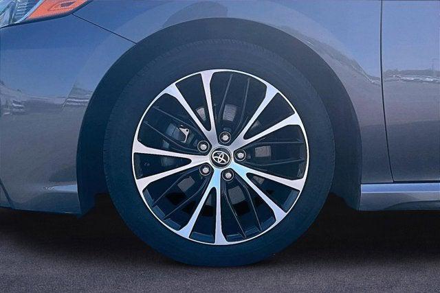 2020 Toyota Camry SE Hybrid