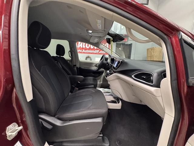 2023 Chrysler Voyager LX