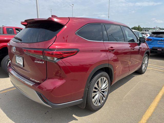 2023 Toyota Highlander Hybrid Platinum