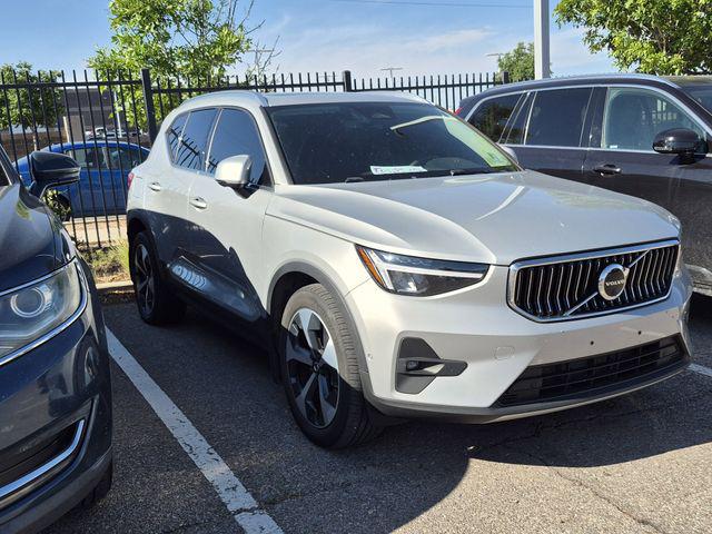 2023 Volvo XC40 B5 Ultimate Bright Theme