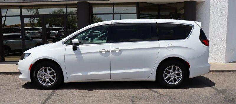 2023 Chrysler Voyager LX