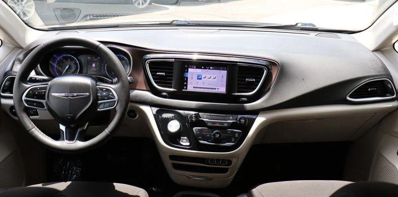 2023 Chrysler Voyager LX