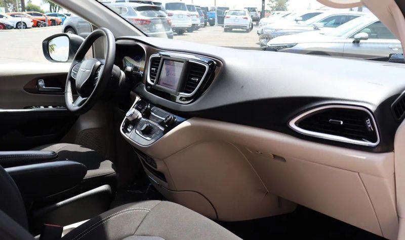 2023 Chrysler Voyager LX