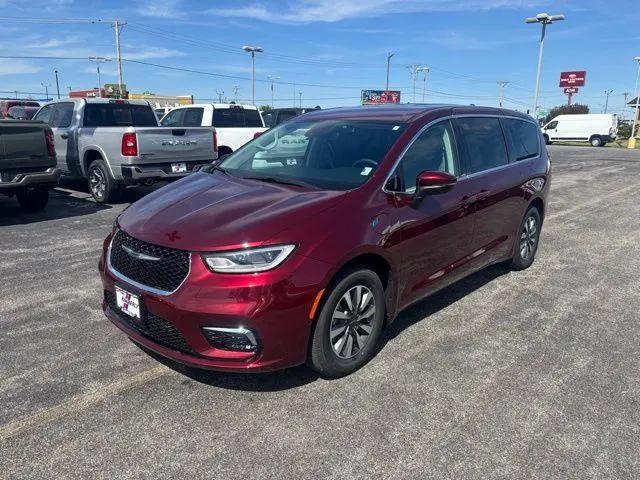 2023 Chrysler Pacifica Hybrid Touring L for sale in Davenport, IA