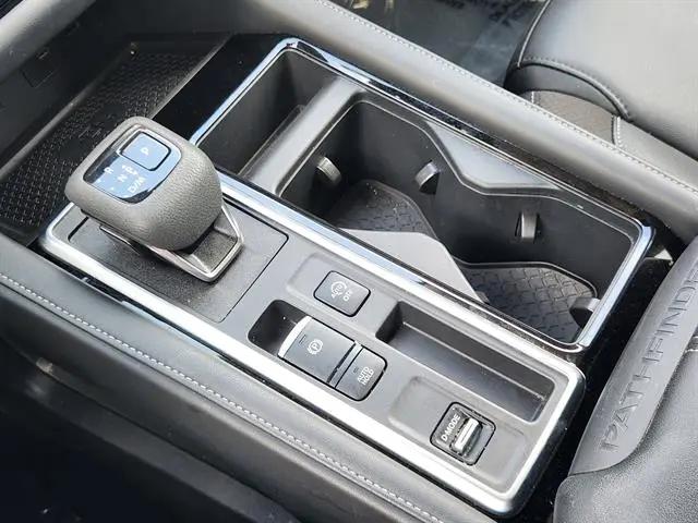 2025 Nissan Pathfinder SL FWD