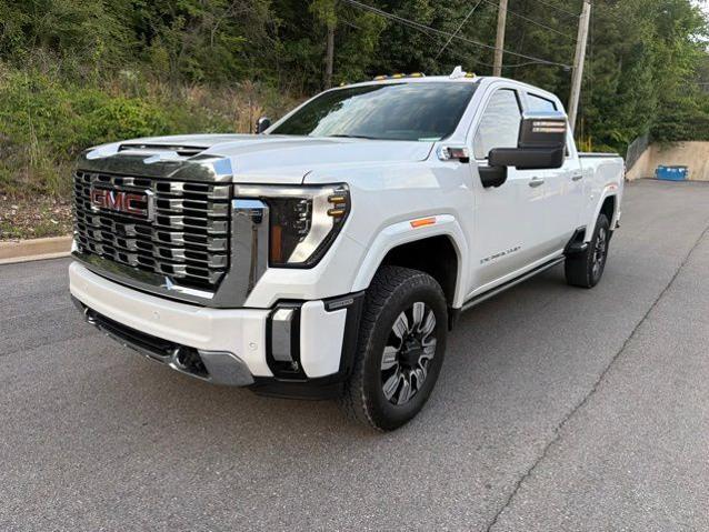 2025 GMC Sierra 2500HD 4WD Crew Cab Standard Bed Denali